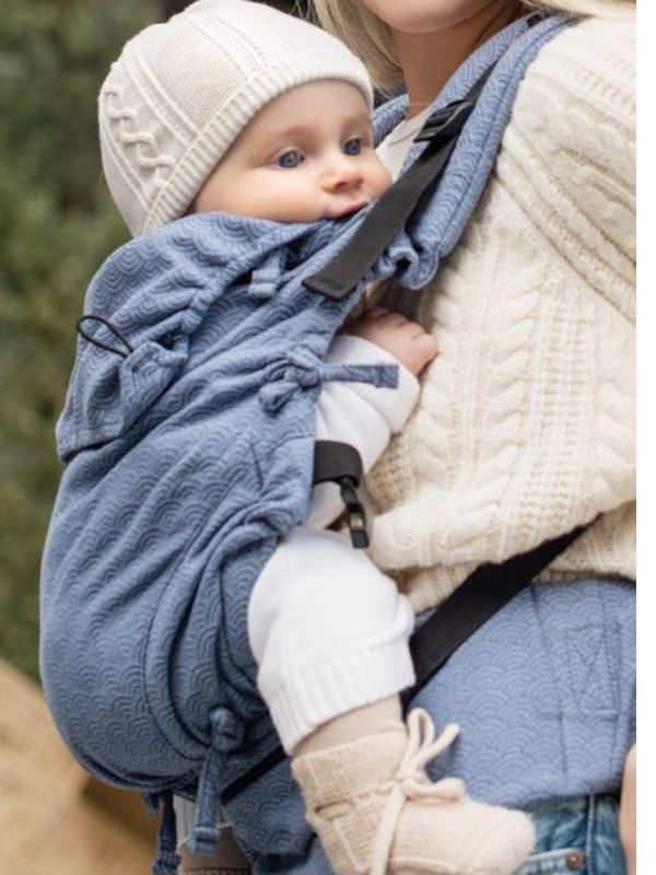 Detalle de la ergonomía y ajuste perfecto de la Mochila Portabebés Quokkababy E-Carrier Blue Vives en una madre portando a su bebé